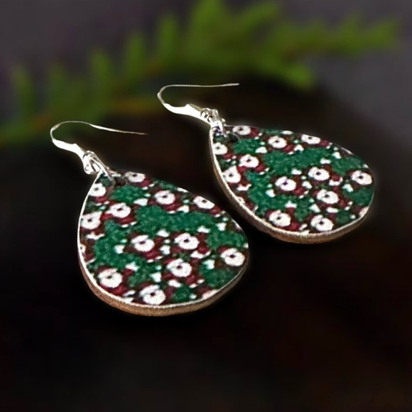 ⭐️ 5 for $25 Wood Festive Christmas Earrings Santa - Picture 2 of 6